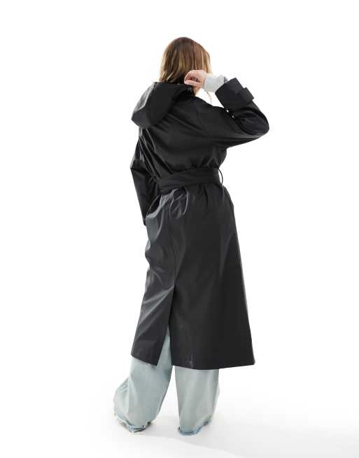 Gabardina negra impermeable con capucha y detalle de cinturón de goma de ASOS DESIGN, 2 de 4