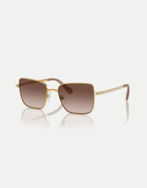 Gafas de sol amarillo dorado con montura redondeada y lentes marrones de Swarovski, 2 de 3