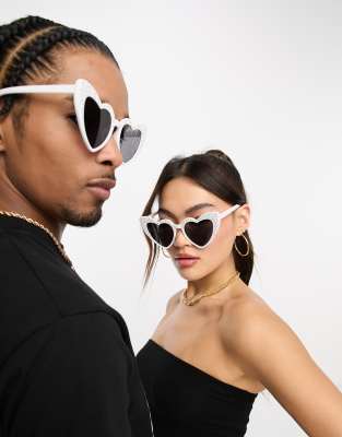 Gafas de sol blancas con montura en forma de corazón con adornos de Public Desire 