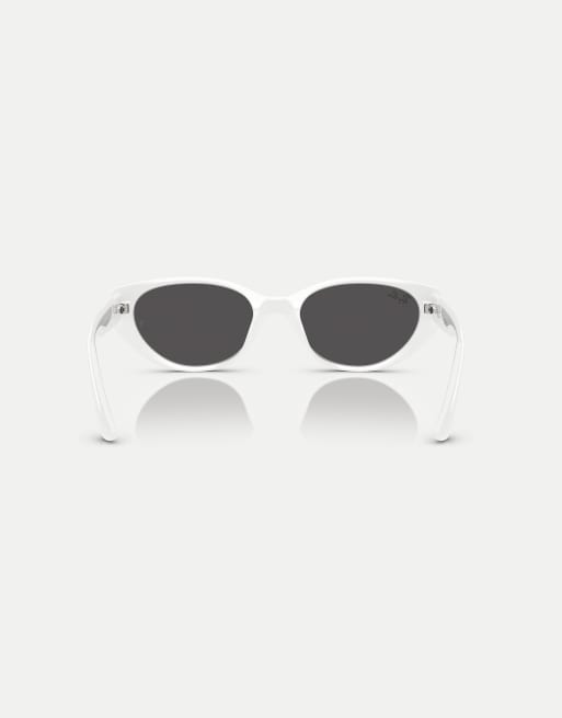 Gafas de sol blancas rectangulares con lentes grises RB4457D de Ray-Ban, 2 de 3