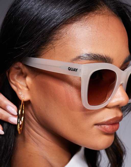 Gafas de sol blanco leche de estilo ojos de gato con lentes marrones After Hours de Quay , 3 de 3