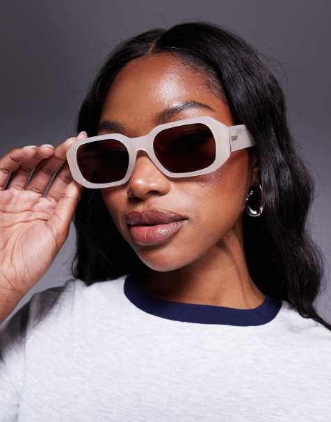 Gafas de sol color crema con forma rectangular angular Hyped Up de Quay - view 1