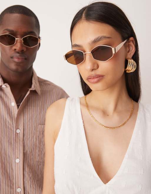 Gafas de sol doradas con montura estrecha hexagonal de metal y lentes marrones de Jeepers Peepers