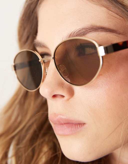 Gafas de sol doradas ovaladas de metal con patillas marrón efecto carey de ASOS DESIGN