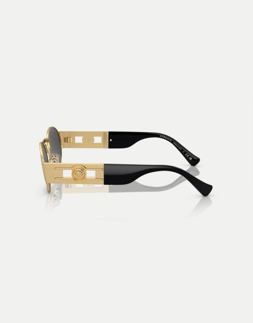 Gafas de sol dorado mate con montura ovalada y lentes grises de Versace, 2 de 4