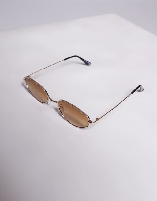 Gafas de sol dorado tenue ovaladas en ángulo de metal con lentes marrones de ASOS DESIGN  , 2 de 3