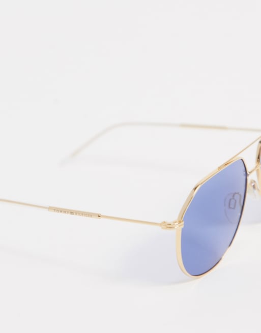 Gafas de sol estilo aviador de metal dorado con lentes azules de