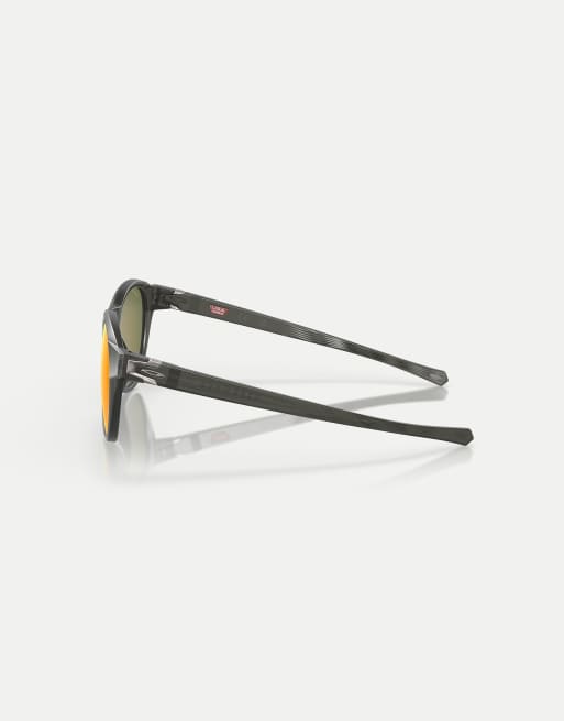 Gafas de sol gris mate ahumado redondas con lentes naranjas polarizadas efecto espejo Reedmace de Oakley, 2 de 3