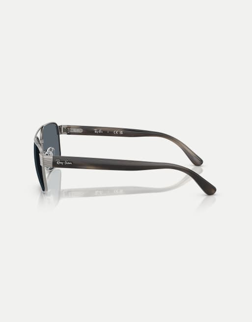 Gafas de sol gris plomo con montura cuadrada y lentes azules de Ray-Ban, 2 de 3