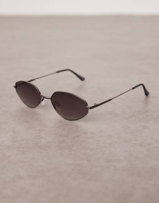 Gafas de sol gris plomo ovaladas en ángulo con lentes grises ahumadas degradadas de ASOS DESIGN  , 3 de 3