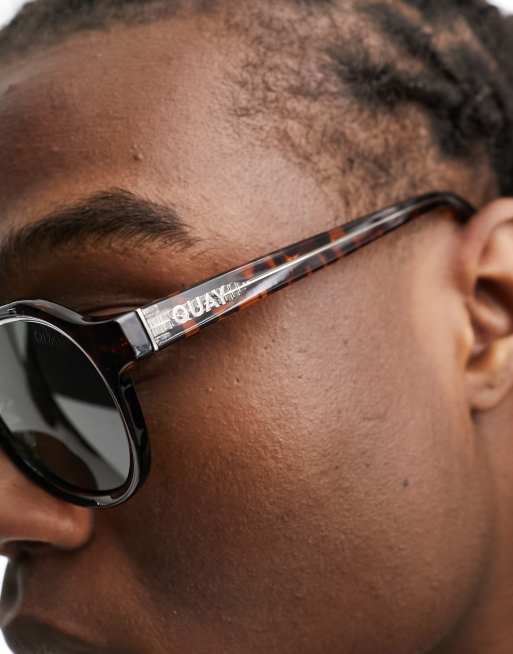 Gafas de sol marrón carey con montura redonda biselada y lentes polarizadas Another Round de Quay, 3 de 4