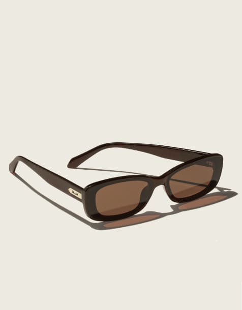 Gafas de sol marrón chocolate rectangulares estrechas con lentes marrones Vibe Check de Quay - view 1