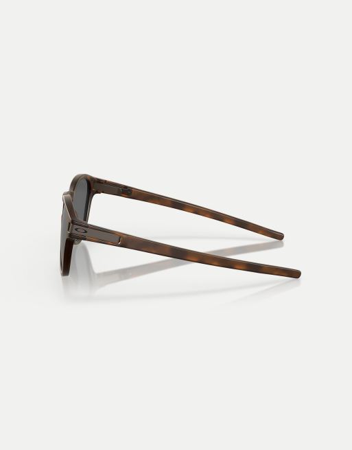 Gafas de sol marrón mate efecto carey con lentes grises redondas efecto espejo Latch™ de Oakley, 2 de 4
