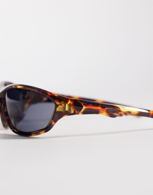 Gafas de sol marrones efecto carey con montura envolvente y lentes ahumadas de ASOS DESIGN, 2 de 3