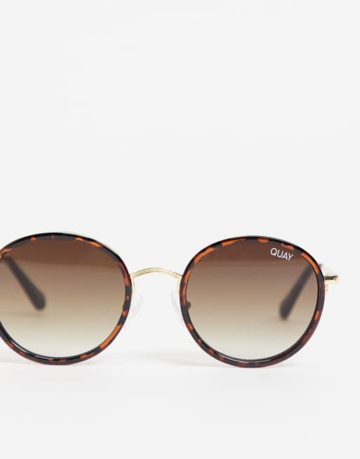 Gafas de sol marrones redondeadas unisex Firefly Mini de Quay, 2 de 4