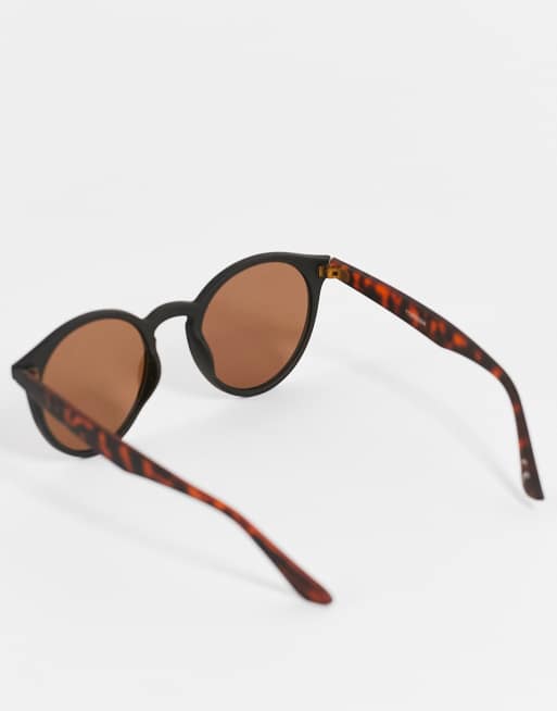 Gafas de sol negras con detalles efecto carey y montura redondeada de ASOS DESIGN, 2 de 4