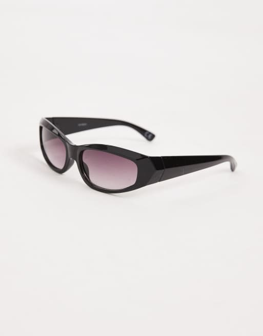 Gafas de sol negras con montura envolvente y lentes ahumadas de ASOS DESIGN, 2 de 3