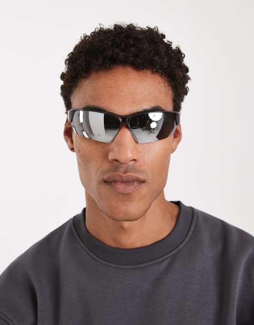 Gafas de sol negras con montura envolvente y lentes efecto espejo de ASOS DESIGN