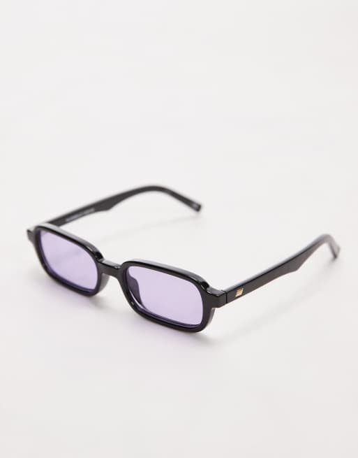 Gafas de sol negras con montura rectangular y lentes tintadas moradas Pilferer de Le Specs, 2 de 3