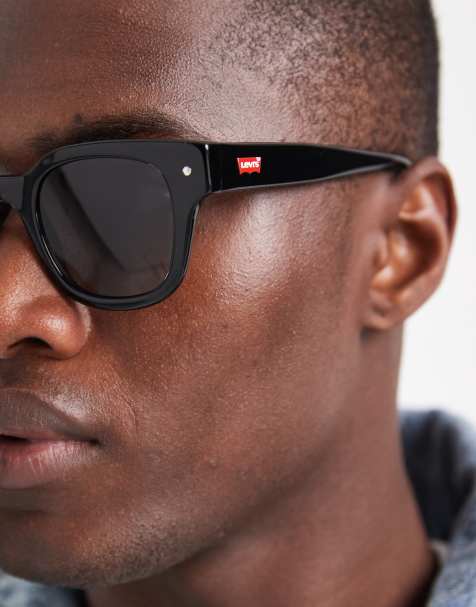 Gafas de sol negras cuadradas con lentes gris oscuro de Levi's - view 1
