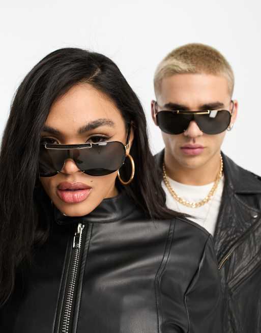 Gafas de sol negras de estilo visor con detalles dorados de Versace