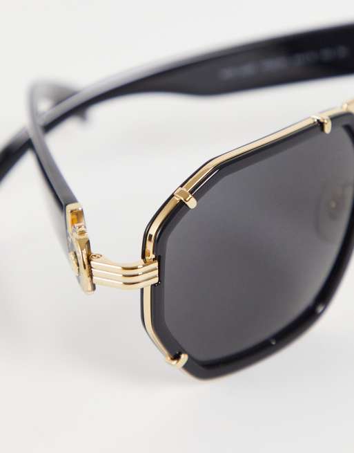Gafas de sol negras y doradas estilo aviador con detalles metálicos de Versace, 2 de 4