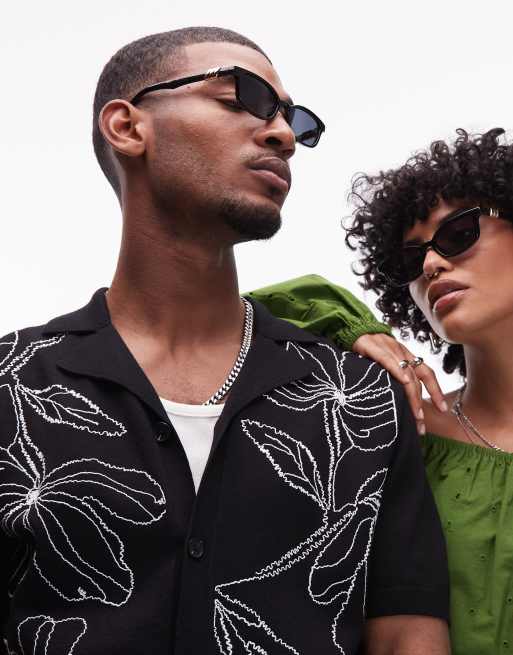 Gafas de sol negras y gris humo con montura rectangular estrecha Confidential de Le Specs, 3 de 3