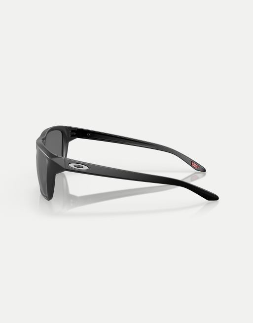 Gafas de sol negro mate con montura rectangular y lentes grises efecto espejo polarizadas Sylas de Oakley, 2 de 4