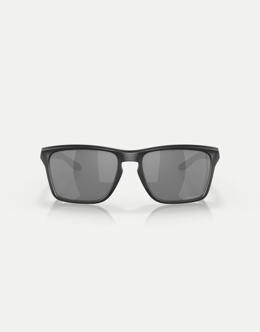 Gafas de sol negro mate con montura rectangular y lentes grises efecto espejo polarizadas Sylas de Oakley, 4 de 4