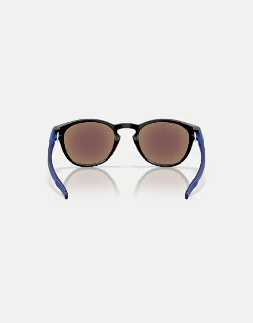 Gafas de sol negro mate redondas con lentes azules efecto espejo Latch™ Fathom Collection de Oakley, 2 de 4