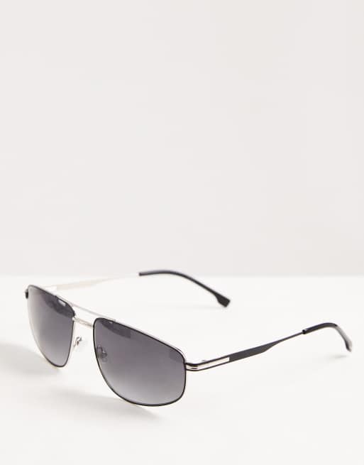 Gafas de sol negro mate y plateadas estilo aviador de BOSS, 2 de 3