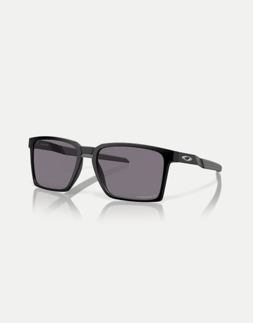 Gafas de sol negro satén rectangulares con lentes grises polarizadas Exchange Sun de Oakley, 2 de 3