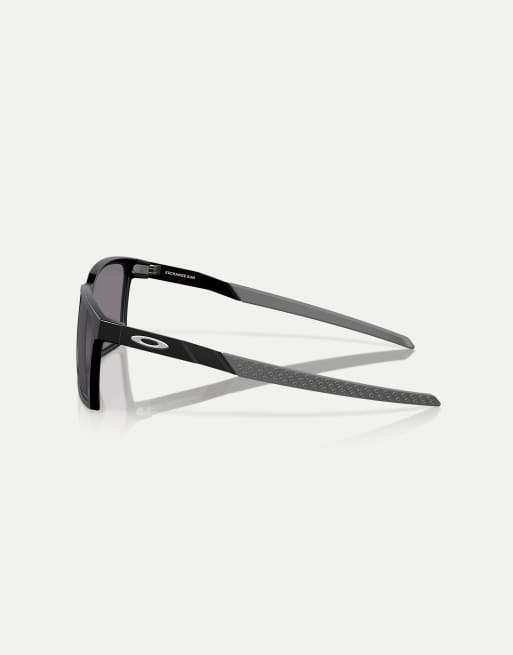 Gafas de sol negro satén rectangulares con lentes grises polarizadas Exchange Sun de Oakley, 3 de 3