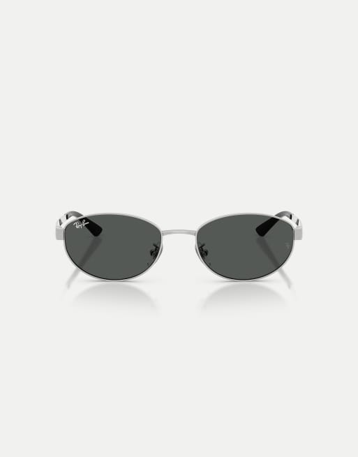 Gafas de sol plateadas ovaladas con lentes grises de Ray-Ban, 2 de 3