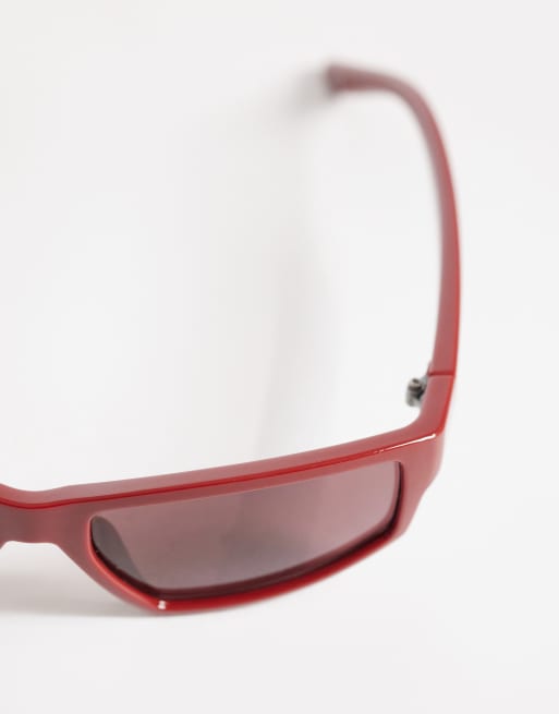 Gafas de sol rojas con diseño envolvente y lentes rojas de ASOS DESIGN, 2 de 3