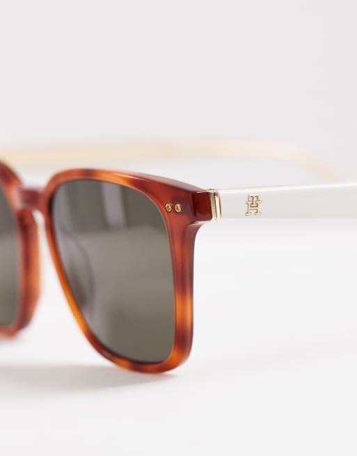 Gafas de sol rojo Havana efecto carey cuadradas de Tommy Hilfiger, 2 de 3
