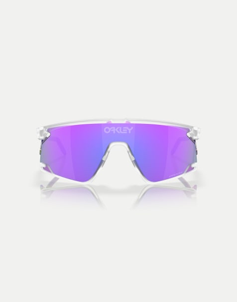 Gafas de sol transparentes mate estilo visor de metal con lentes violetas efecto espejo BXTR de Oakley - view 1