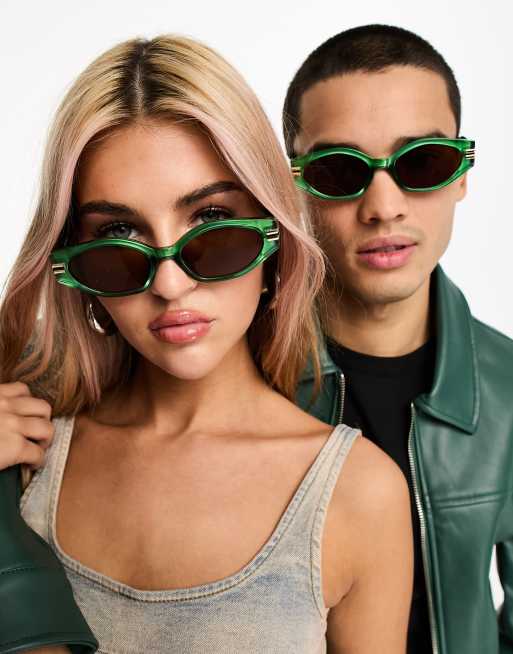 Gafas de sol verdes con montura rectangular estrecha y ribetes dorados para festivales de AJ Morgan