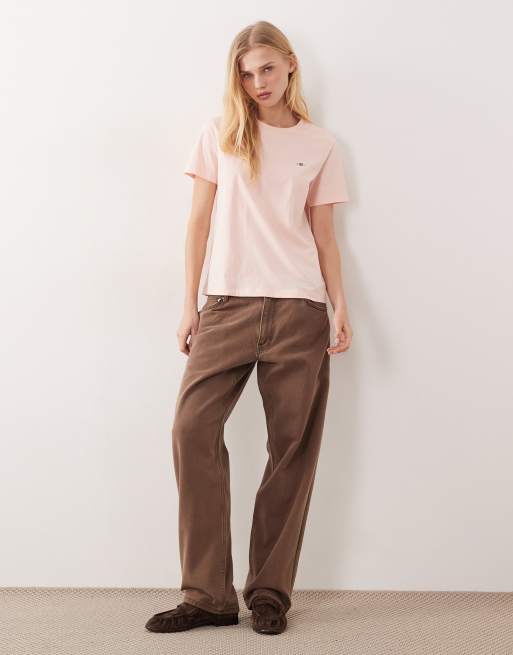 GANT - Abrikos-lyserød figursyet T-shirt med vintage-logo på brystet, 3 af 4