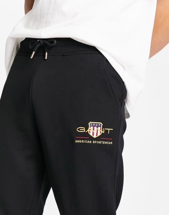 https://images.asos-media.com/products/gant-archive-shield-logo-cuffed-sweat-sweatpants-in-black/203607799-4?$n_550w$&wid=550&fit=constrain