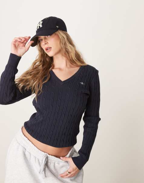 GANT – Granatowy sweter z bawełnianej dzianiny o warkoczowym splocie z dekoltem w szpic i logo - view 1