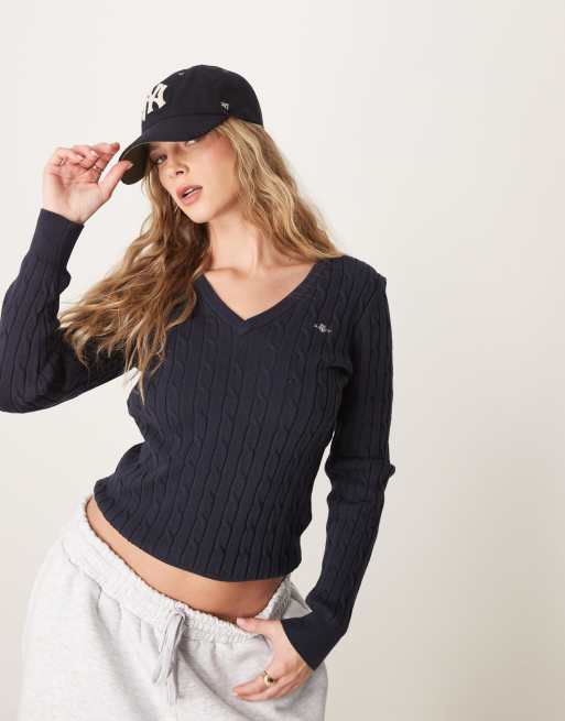GANT – Granatowy sweter z bawełnianej dzianiny o warkoczowym splocie z dekoltem w szpic i logo