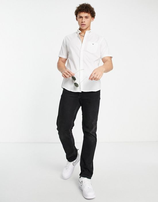 https://images.asos-media.com/products/gant-icon-logo-regular-fit-short-sleeve-broadcloth-oxford-shirt-in-white/202070919-3?$n_550w$&wid=550&fit=constrain