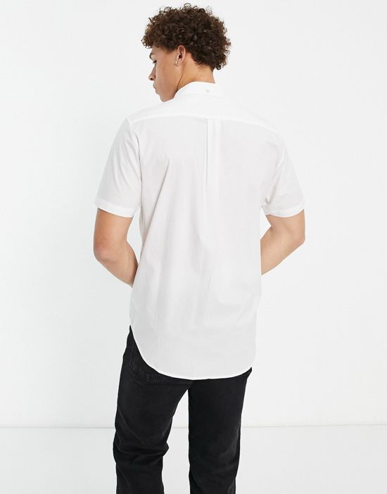 https://images.asos-media.com/products/gant-icon-logo-regular-fit-short-sleeve-broadcloth-oxford-shirt-in-white/202070919-4?$n_550w$&wid=550&fit=constrain