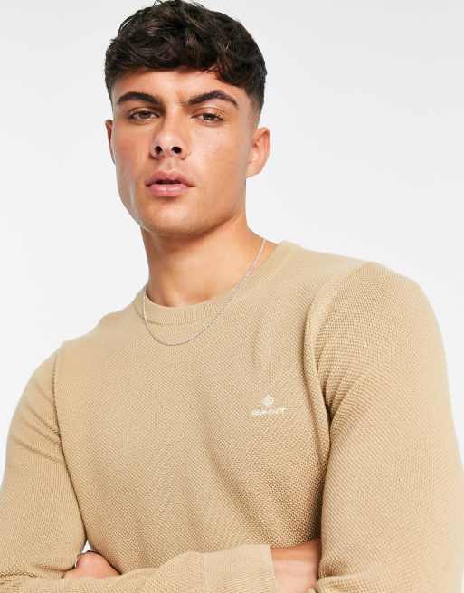 GANT – Jasnobrązowy sweter z bawełnianej piki z logo