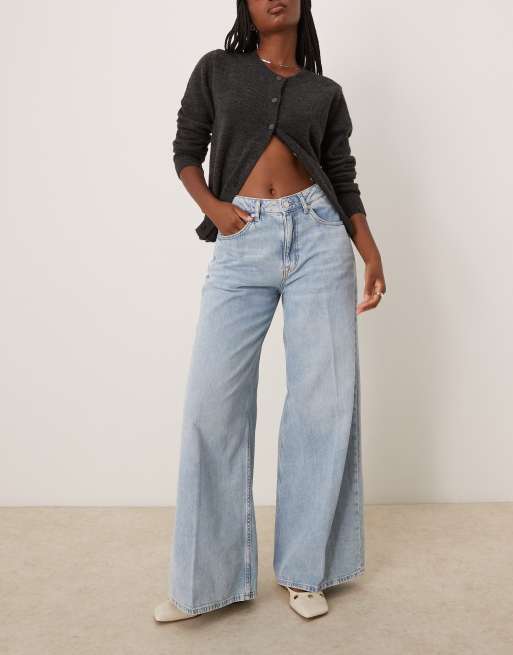GANT – Jeans in hellblauer Waschung mit weitem Bein und Faltendetail