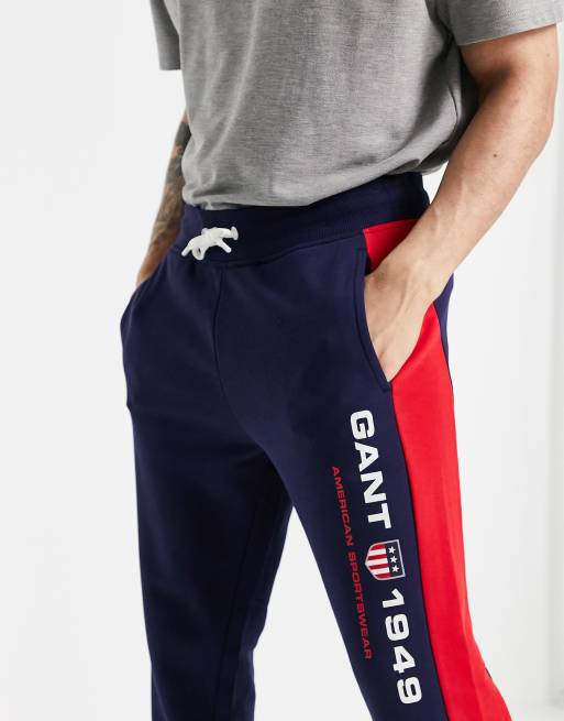 GANT – Jogginghose mit Retro-Wappenlogo in Marine/Rot, 3 von 4