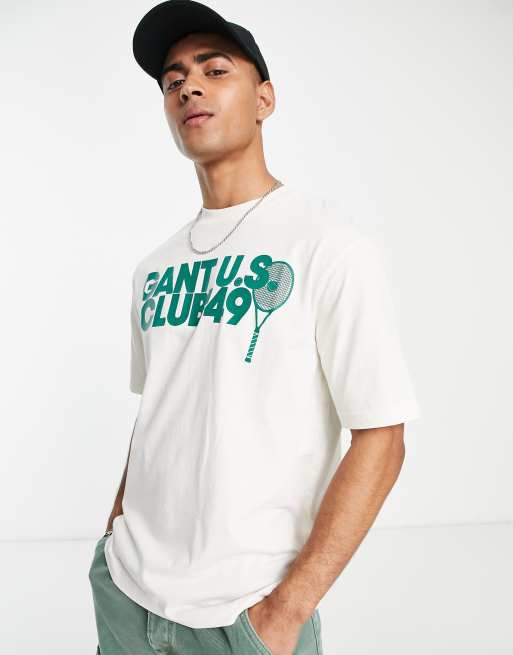 Gant – Locker geschnittenes T-Shirt in Cremeweiß mit Schläger- und „Club“-Logoprint