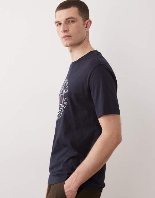 GANT - Marineblå T-shirt med sports-emblemprint, 4 af 5