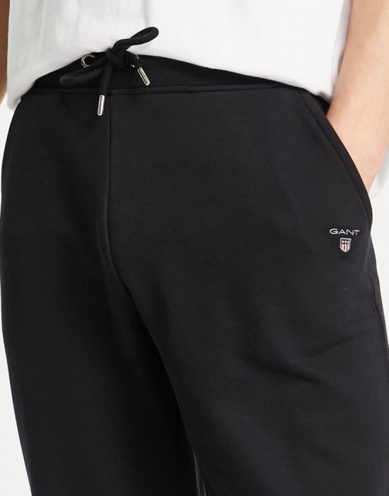https://images.asos-media.com/products/gant-original-logo-cuffed-sweatpants-in-black/202071605-4?$n_550w$&wid=550&fit=constrain